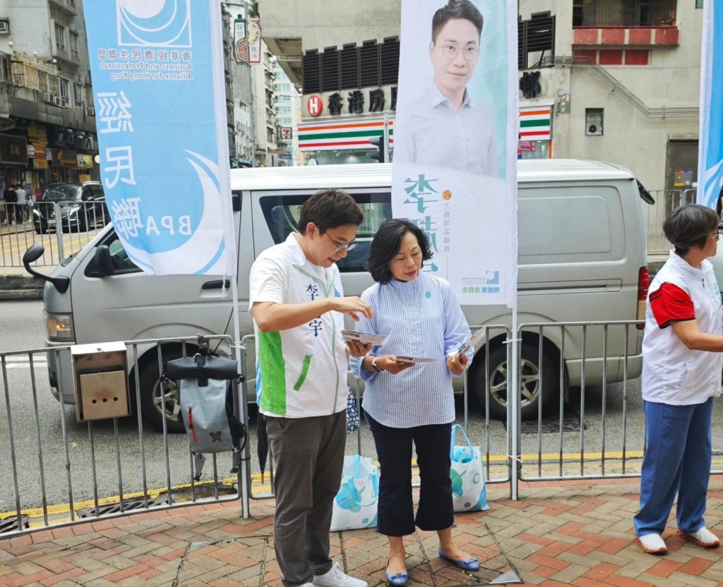 麦美娟鼓励区议员多在不同时段、不同地点开设街站，扩大接触范围。