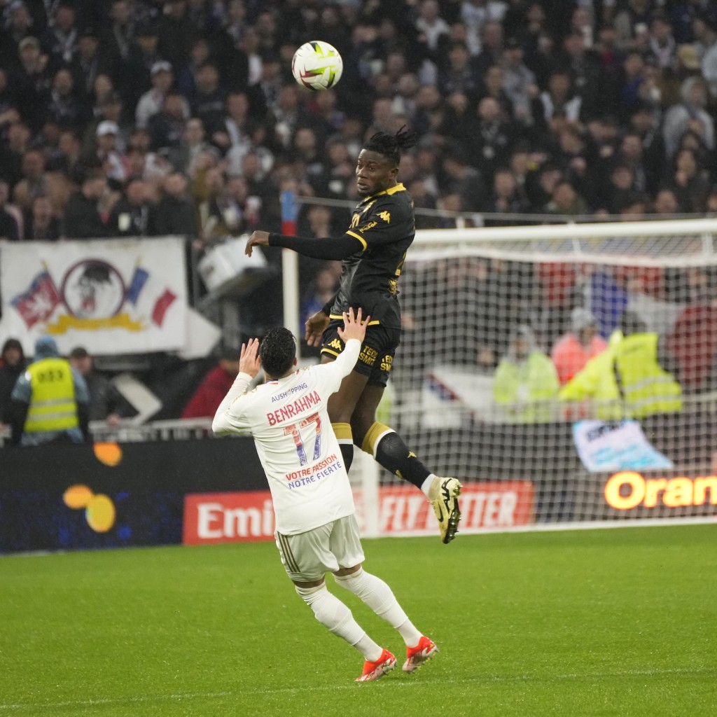 摩纳哥(黑衫)败给里昂，令巴黎圣日耳门可提早3轮夺法甲冠军。网上图片