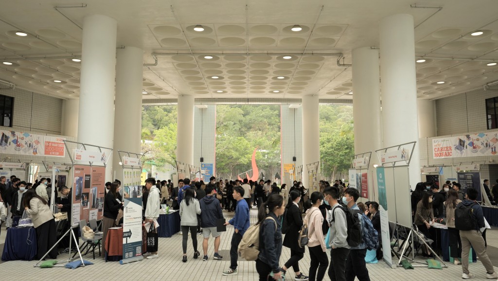 香港科技大學本周舉辦了第30屆「Career Mosaic」,是疫情後首次在校園中庭復辦大型實體就業博覽會。科大圖片