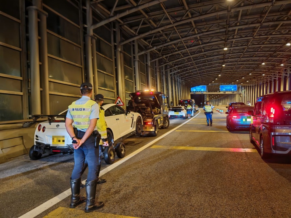 警方一连两日在区内主要干道设置路障及重点巡查酒吧区，截查可疑车辆及进行反超速行动，并向驾驶人士进行酒精呼气测试，以打击酒后及毒后驾驶。警方提供