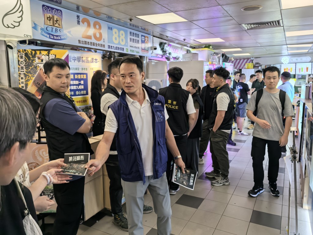 警方向場內市民派發宣傳單張。 警方向場內市民派發宣傳單張。