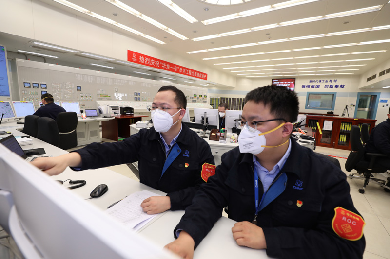 工作人員在「華龍一號」示範工程福清核電6號機組主控室工作。新華社