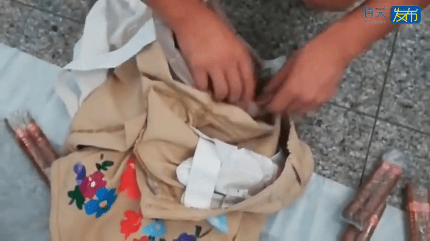 海關搜查「水貨客」褲檔。 海關搜查「水貨客」褲檔。