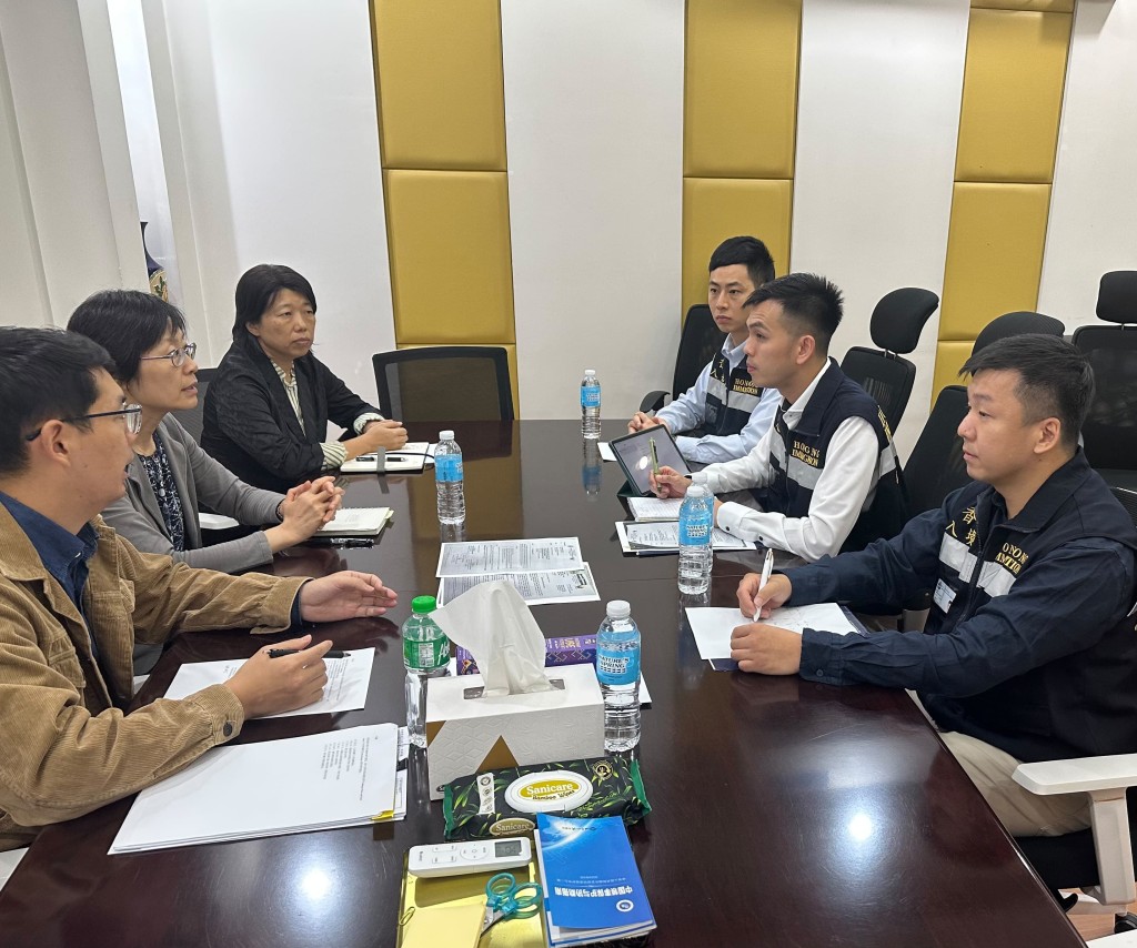 入境處協助在外香港居民小組成員與駐菲大使館職員在當地舉行工作會議,了解個案最新情況。 入境處協助在外香港居民小組成員與駐菲大使館職員在當地舉行工作會議,了解個案最新情況。