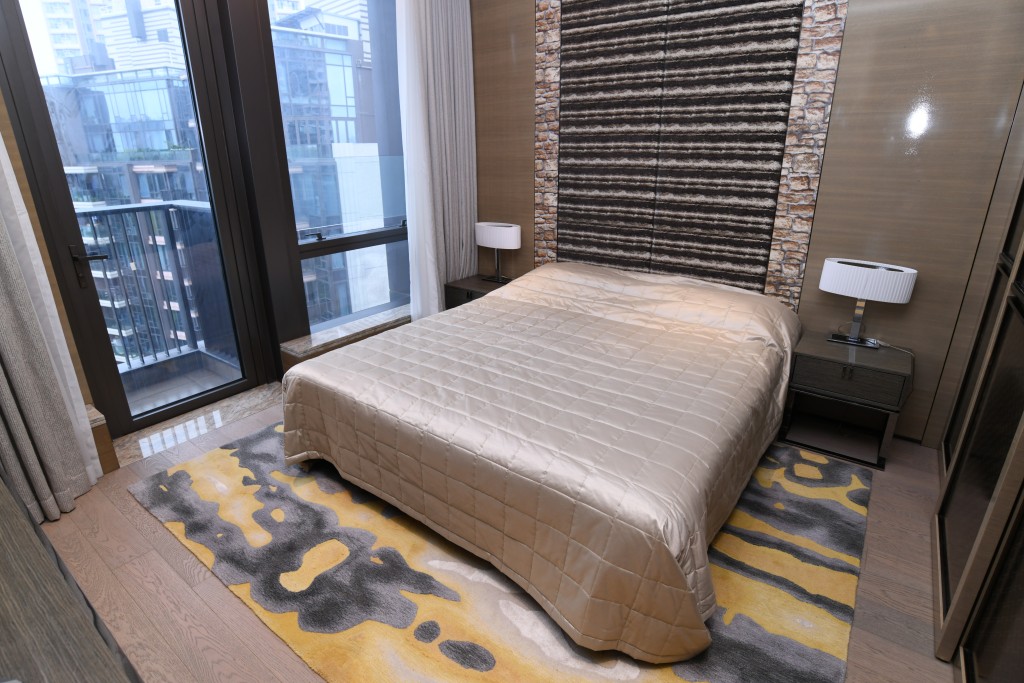主人套房以棕色為主調，營造舒適睡眠空間。