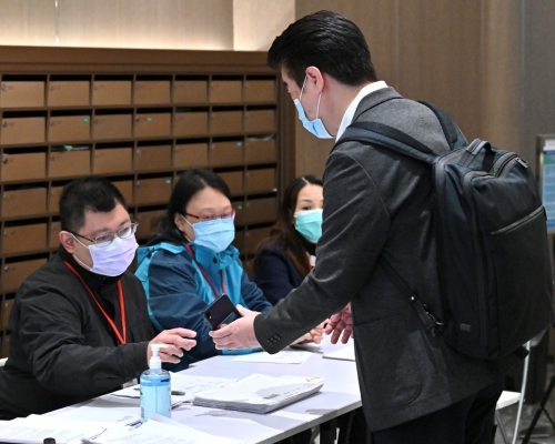 工作人員在「受限區域」內進行執法行動,檢查受限人士是否已接受強制檢測。政府圖片