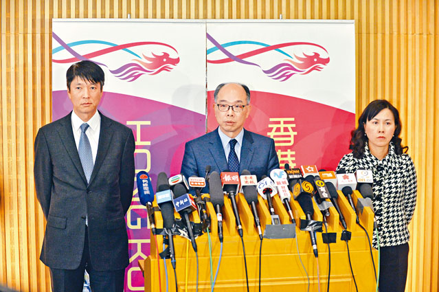 政府就三隧分流議案和中環及灣仔繞道通車後問題會見傳媒。左起：路政署署長陳派明、運房局局長陳帆及運輸署署長陳美寶。