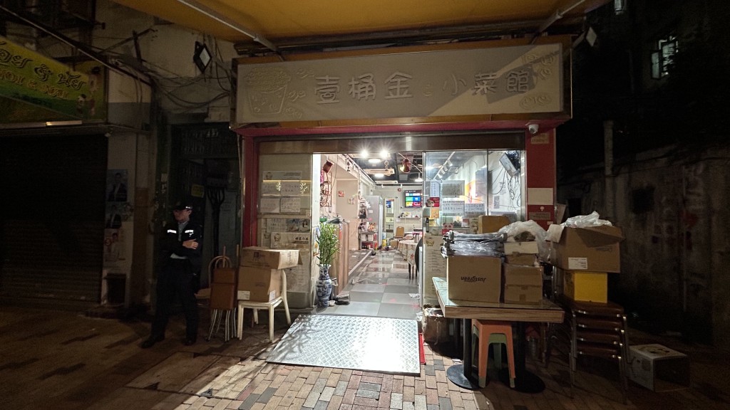 有警員在現場進行調查。