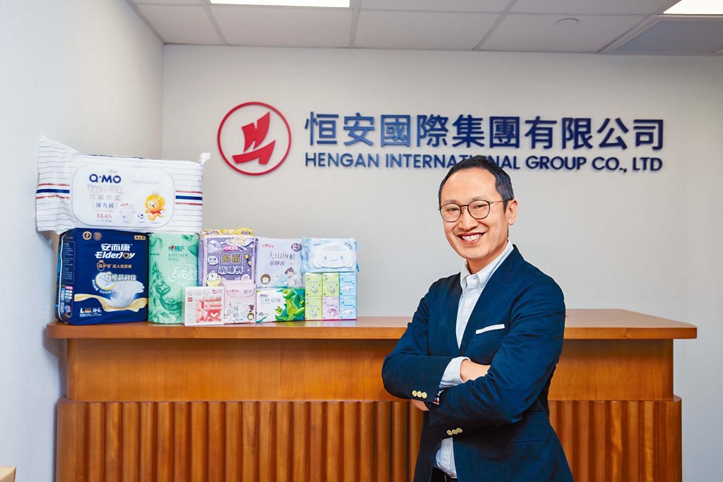 恒安國際執行董事及財務總監李偉樑(Martin Li)引領集團推動ESG,備受業界認同。Martin個人更獲得香港董事學會頒發的2024年度「氣候管治獎」,表彰他在氣候管治方面的優秀成就。 恒安國際執行董事及財務總監李偉樑(Martin Li)引領集團推動ESG,備受業界認同。Martin個人更獲得香港董事學會頒發的2024年度「氣候管治獎」,表彰他在氣候管治方面的優秀成就。