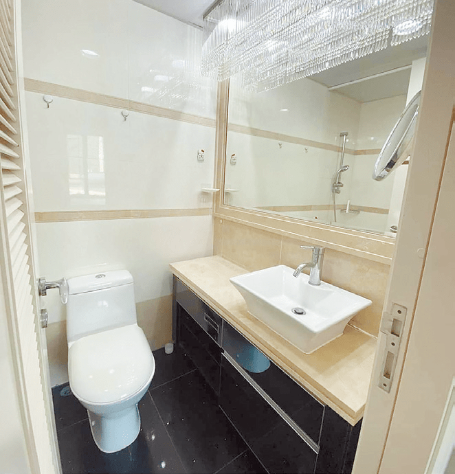 浴室设有大面梳妆镜，方便整理仪容，更可提亮空间。