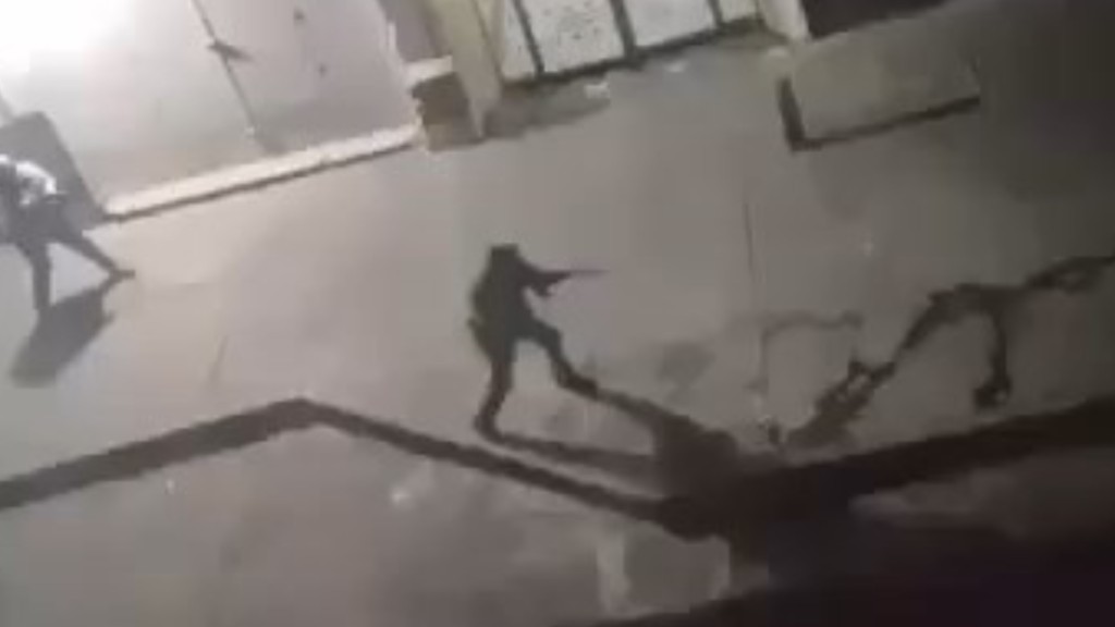 委内瑞拉总统府附近传密集枪声，有人在街头持长枪。x@ Oso Blanco