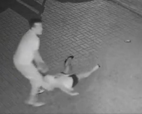 內地互聯網昨日開始瘋傳一名女子深夜被毆打至倒地的視頻。　影片截圖