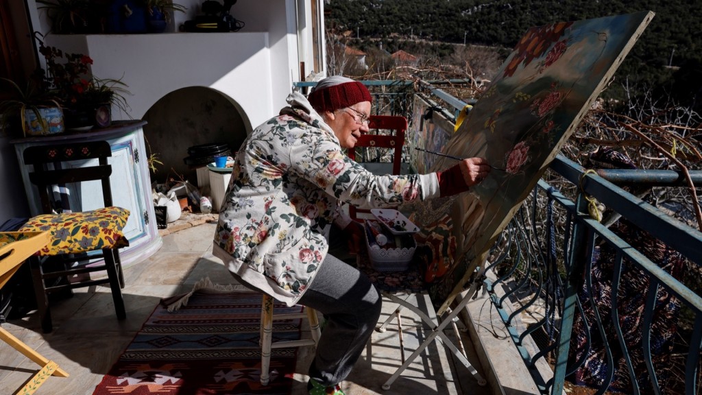 土耳其一名75岁帕金逊症患者在家中阳台画画。 路透社