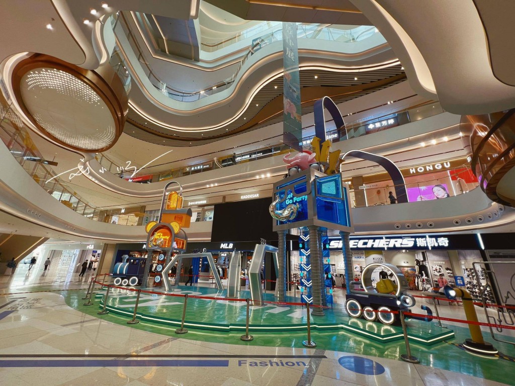 竺海群指，目前商場有60個全新品牌進駐，逾五成為廣州天河城市及區域首間門店，目前出租率約95%。他相信天河領展廣場開幕，有助珠江新城區內的經濟發展。