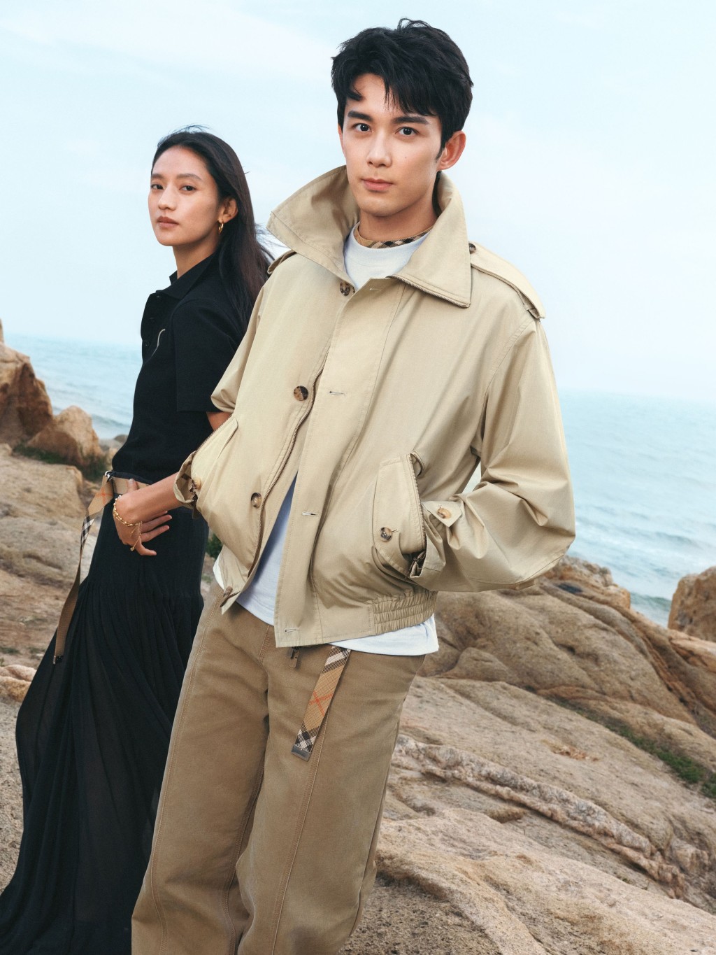 Burberry的七夕情人節形象宣傳企劃以《心動，不期而至》為題，兩位主角分別是品牌代言人吳磊（前）與品牌大使張婧儀（後）。