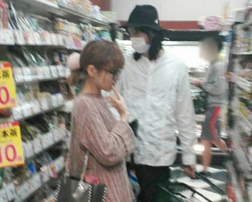 沙也加與村田充早前被拍到拍拖逛超市，非常恩愛。