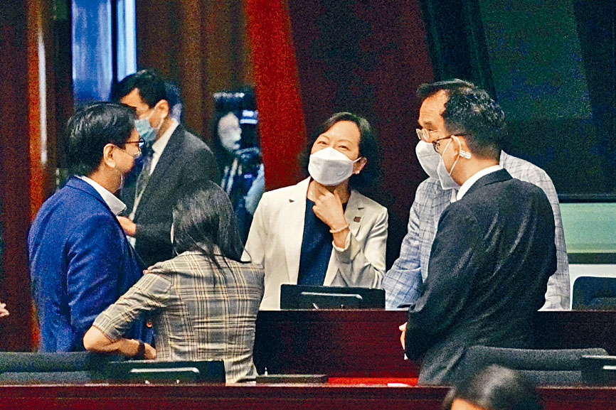 麥美娟由議員變身局長,在立法會見番一眾舊同僚,特別好傾。