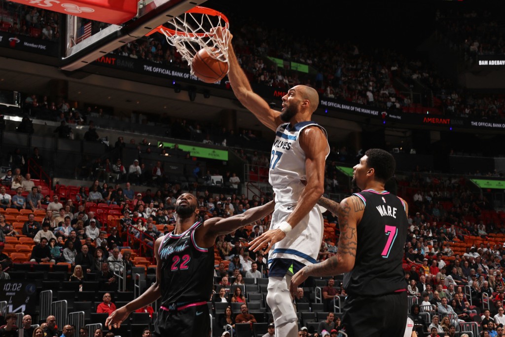 中锋高拔表现稳定，贡献13分和12个篮板。法新社