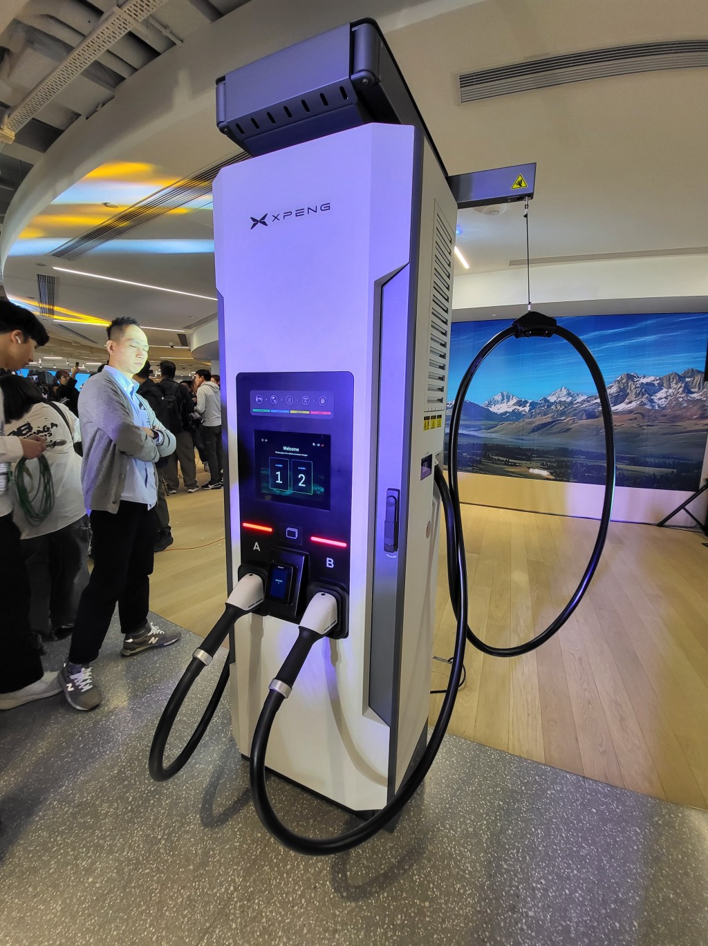 小鵬汽車XPENG灣仔合和中心全新旗艦店展出最新360kW超充主機。