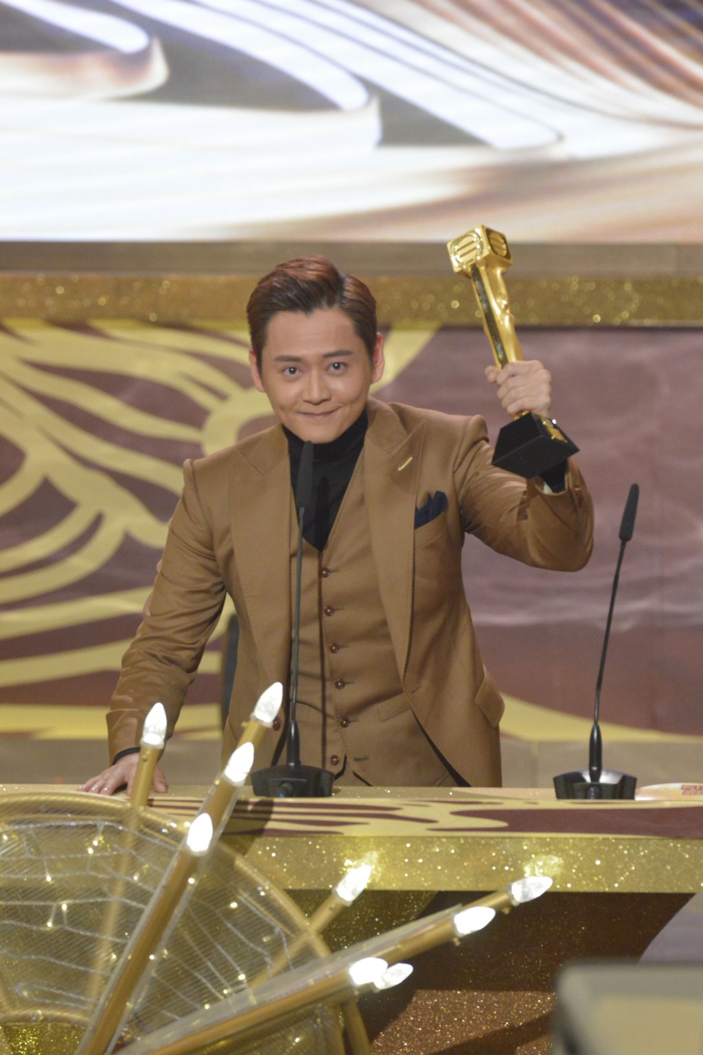 张振朗夺得《万千星辉颁奖典礼2019》「飞跃进步男艺员」。