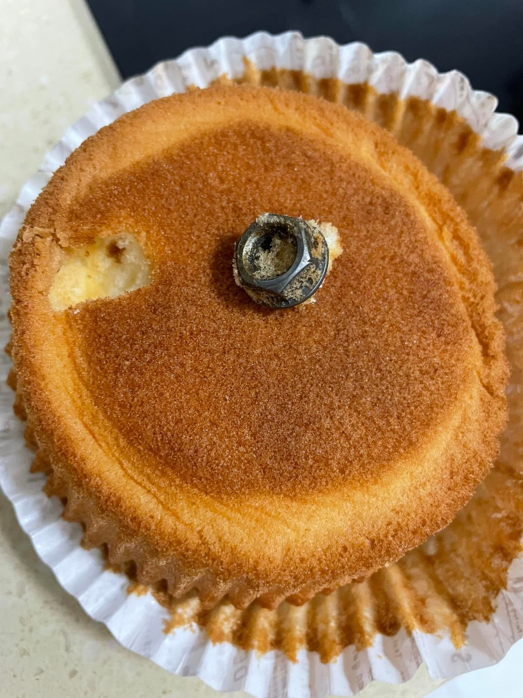 澳門有網民發現小蛋糕內藏螺絲帽。網民Kathie Tam圖片