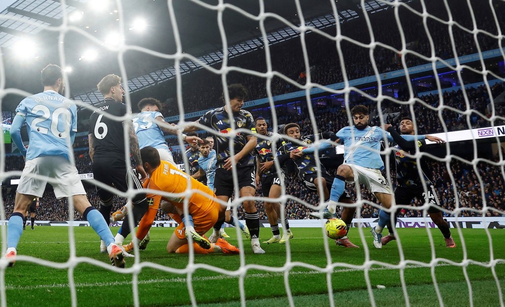 加華度爾於門前為曼城射成2：0。路透社