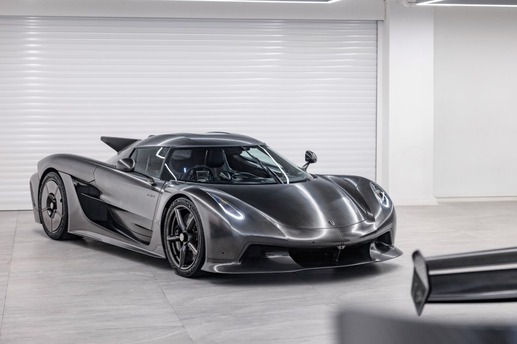 Koenigsegg Jesko Absolut为创造极速而设(可达480km/h以上)，以低风阻车身为前题(风阻系数仅0.278Cd)。