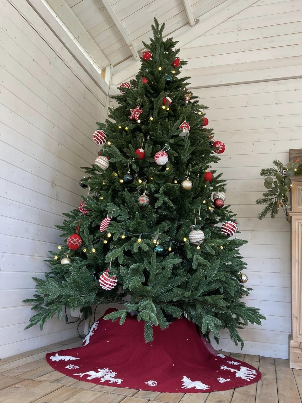 两米圣诞树，放在家中完全不觉阻地方。