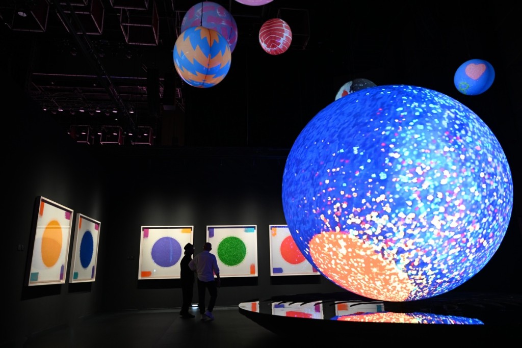甫入展覽即看到6顆巨形星球，投射其撞色、筆畫、幾何圖案等藝術特色，恍如躍進宇宙。