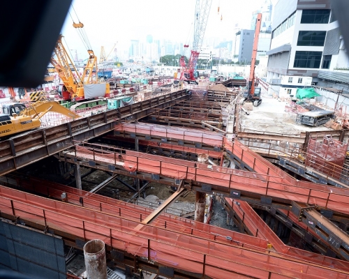 沙中線會展站地盤鋼支撐高出圖則0.8米。資料圖片