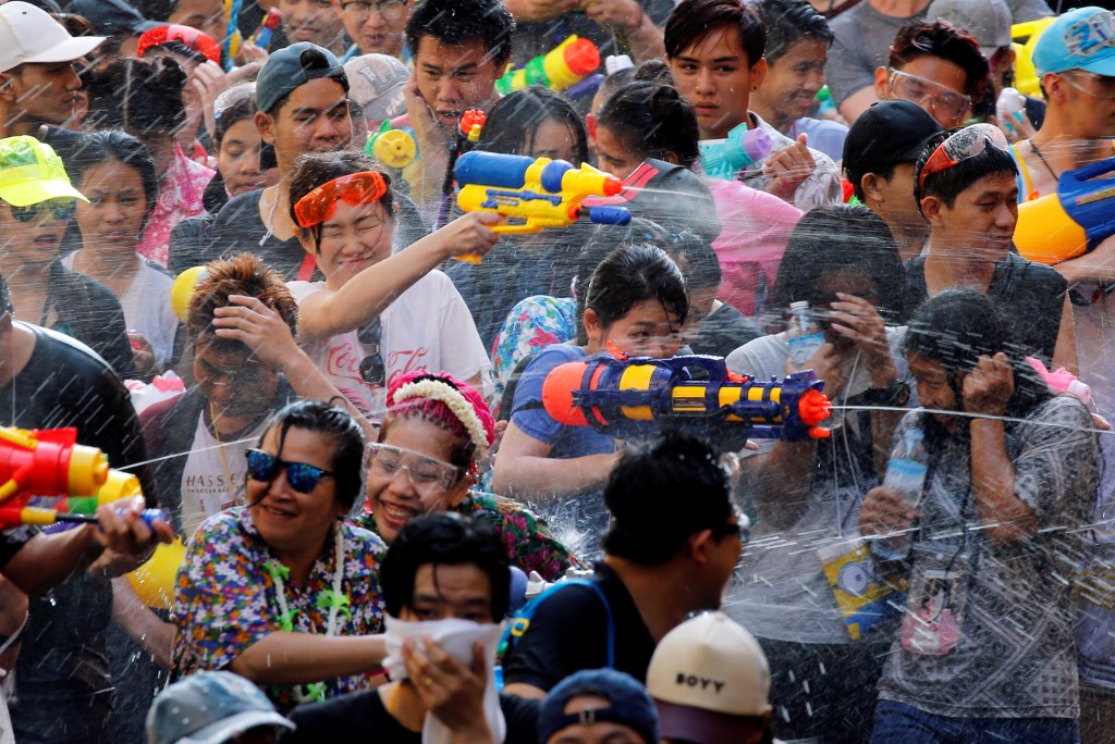 每年潑水節吸引數以十萬計遊客參加。