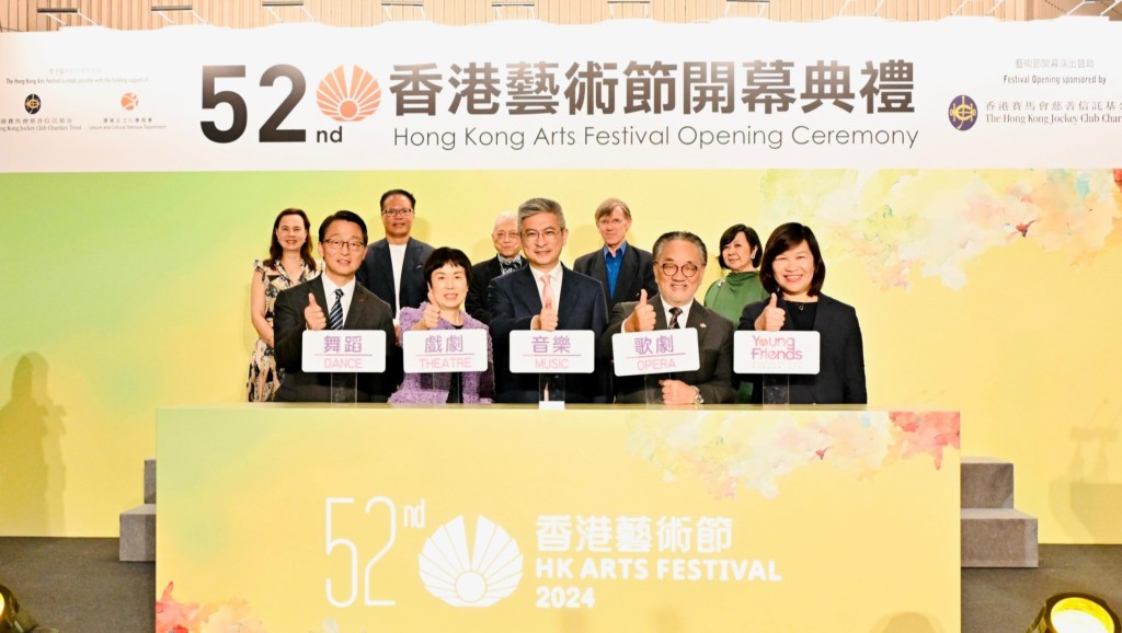 文體旅局副局長劉震(中)、康文署署長 劉明光(左)、馬會慈善事務部主管葉巧兒(左二)、香港藝術節主席查懋成(右二)及行政總監余潔儀(右)為香港藝術節主持開幕禮。