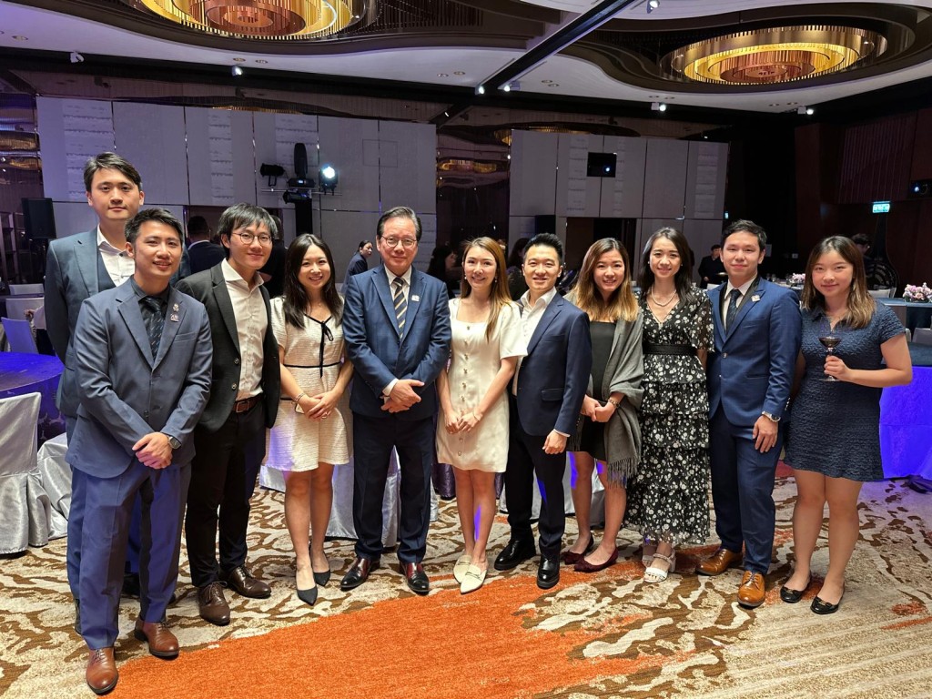 學校早期畢業生現已成為各界專業人士，包括大律師、醫生及政府紀律部隊人員等。