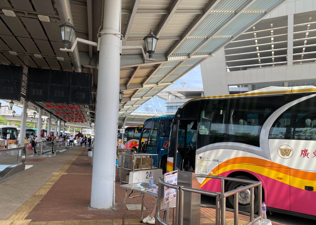 深圳灣口岸預料在春節期間會有大量旅客進出。微博