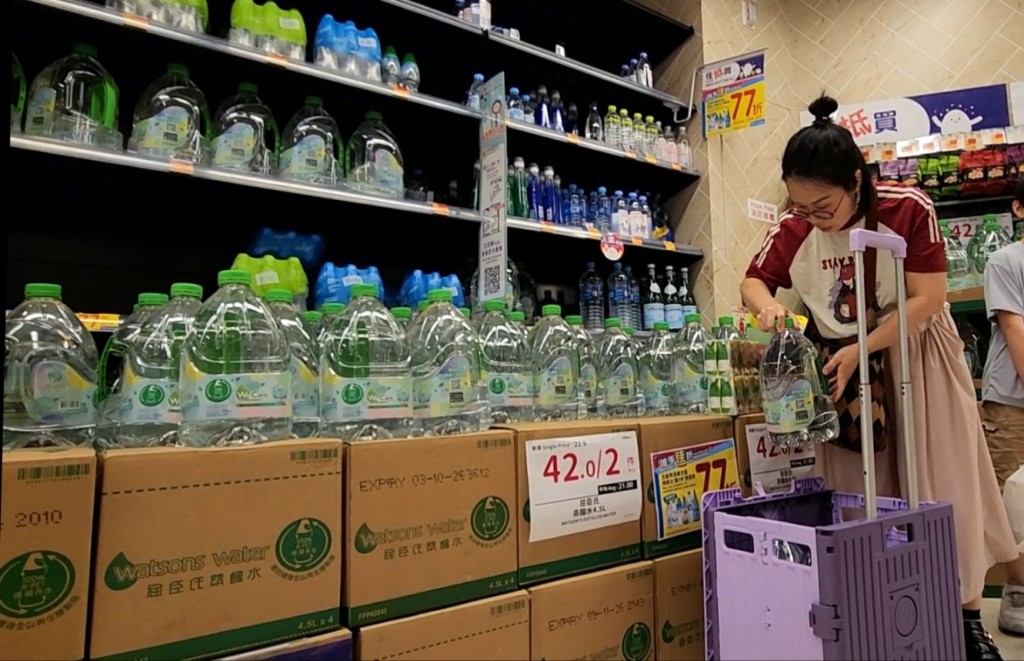 陳女士收工後,從超市買6大樽飲用水才回家,總共花費近百元。黃文威攝 陳女士收工後,從超市買6大樽飲用水才回家,總共花費近百元。黃文威攝