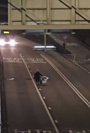 一名老人家拉著車仔在觀塘道逆線過路。fb 車cam L（香港群組）BrightLion5852