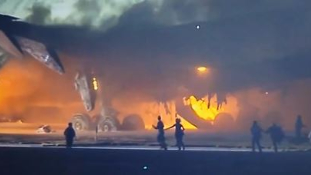 东京羽田机场日航客机起火，火势猛烈引擎损毁严重。