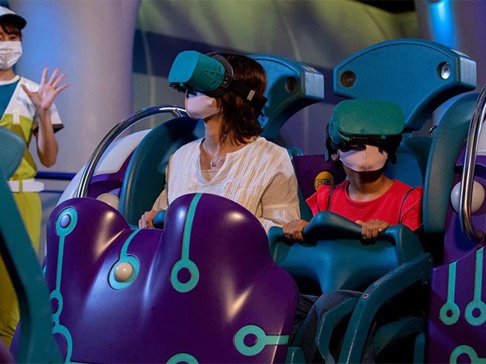 遊客可以配戴VR裝置坐上過山車，有如置身劇中的「無限列車」。大阪環球影城圖片