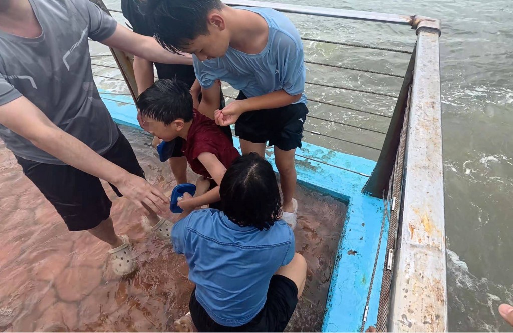男童被海浪捲出護攔，幸多名旅客合力救回。抖音＠Sky__遠渡