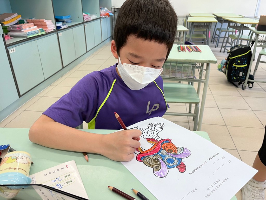 舞獅手工製作時段，學生製作獅頭相框、獅頭燈籠。