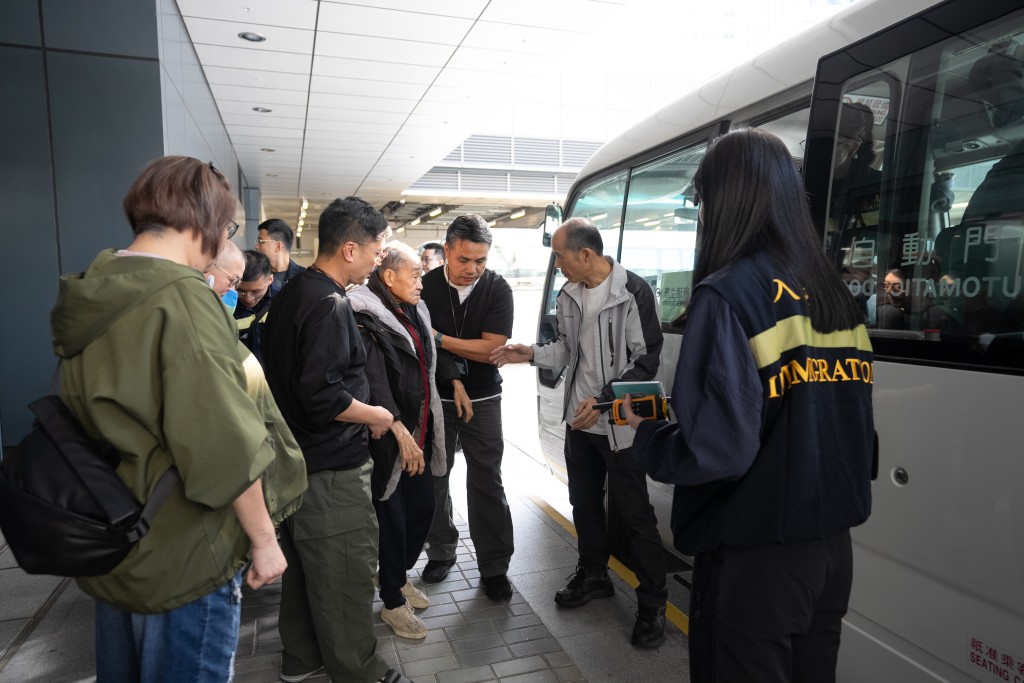 辦完手續後,入境處安排專車接載災民離開。 辦完手續後,入境處安排專車接載災民離開。