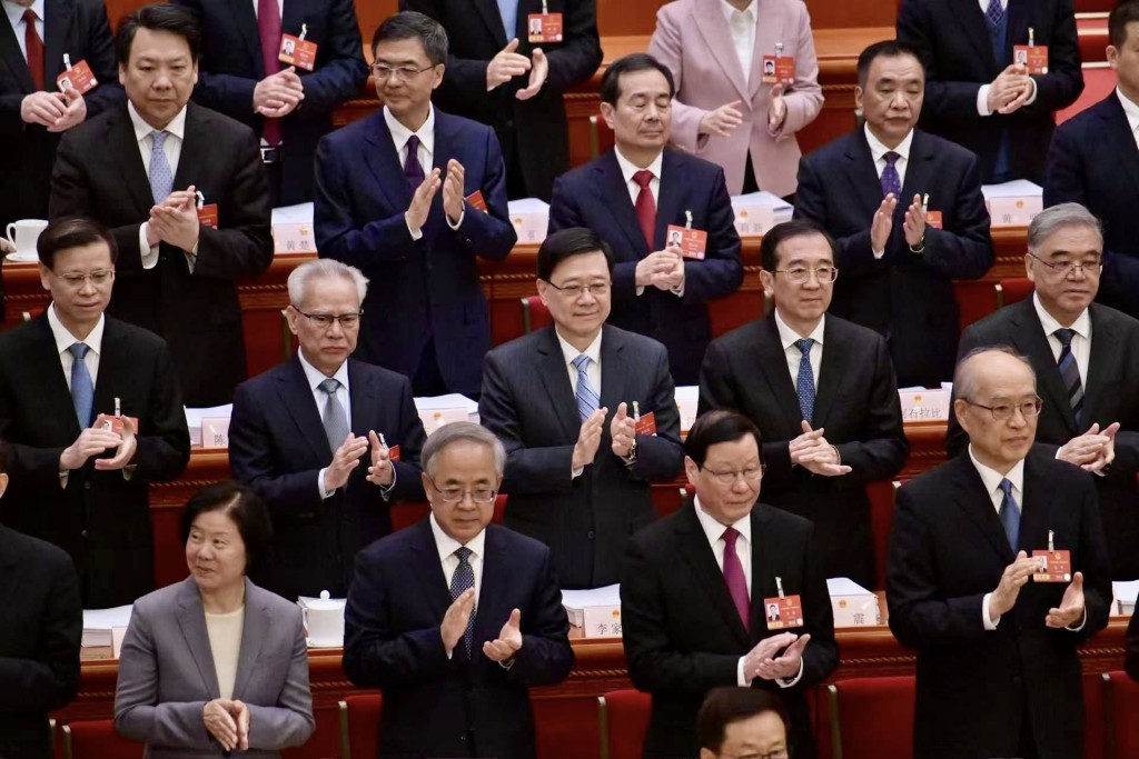 李家超今早列席十四屆全國人大四次會議開幕會。李家超fb