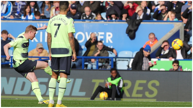 曼城中場迪布尼於下半場四十九分鐘射入全場唯一入球，為曼城全取三分。REUTERS