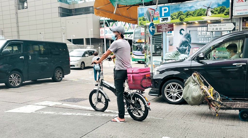 現時不論行人路、單車徑抑或行車路均見電動單車蹤影,以外賣車手、市民代步為主。
