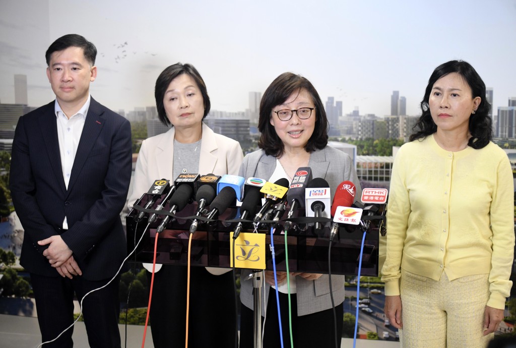 政府官員亦有與立法會議員考察北部都會區。