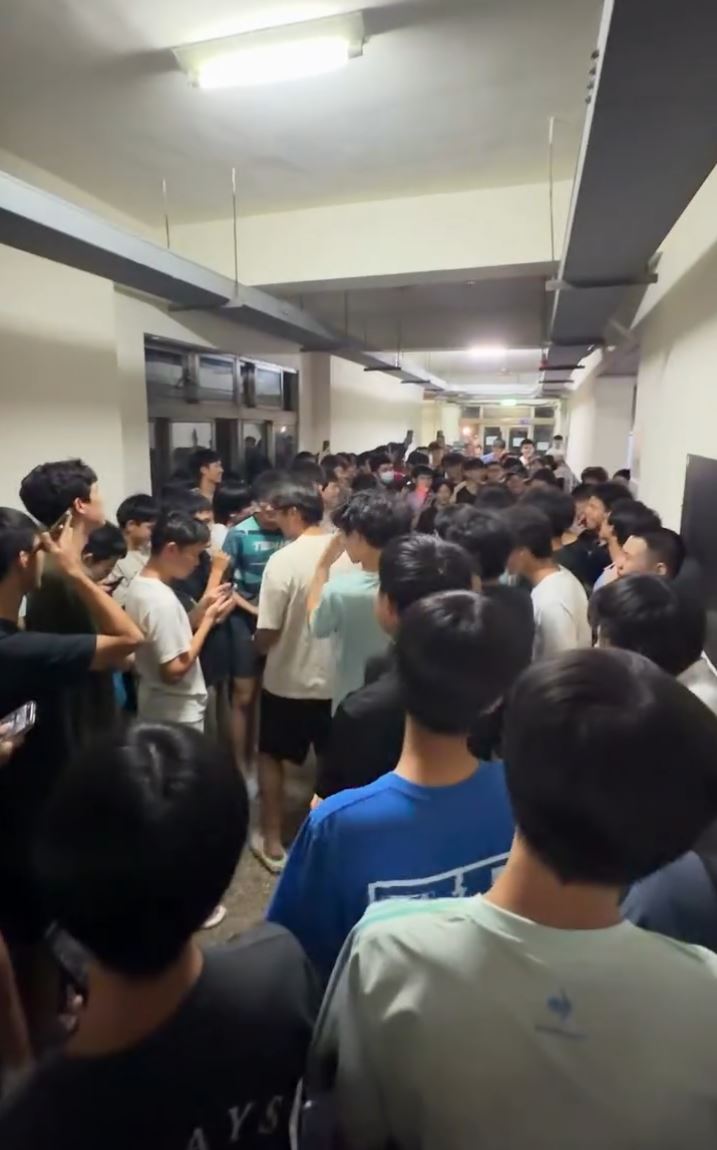 过百名台大学生追拍“擒屎皇”。Threads 
