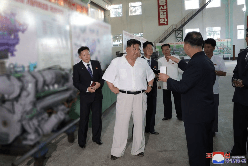 朝中社發布並由路透社於2023 年9 月3 日獲得的這張照片顯示，朝鮮領導人金正恩在朝鮮一處秘密地點視察軍火工廠。路透社