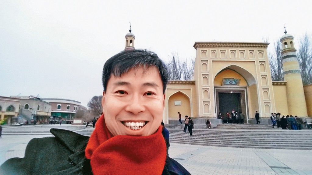 2017年，支明遠獨自到新疆旅遊，於喀什留影。