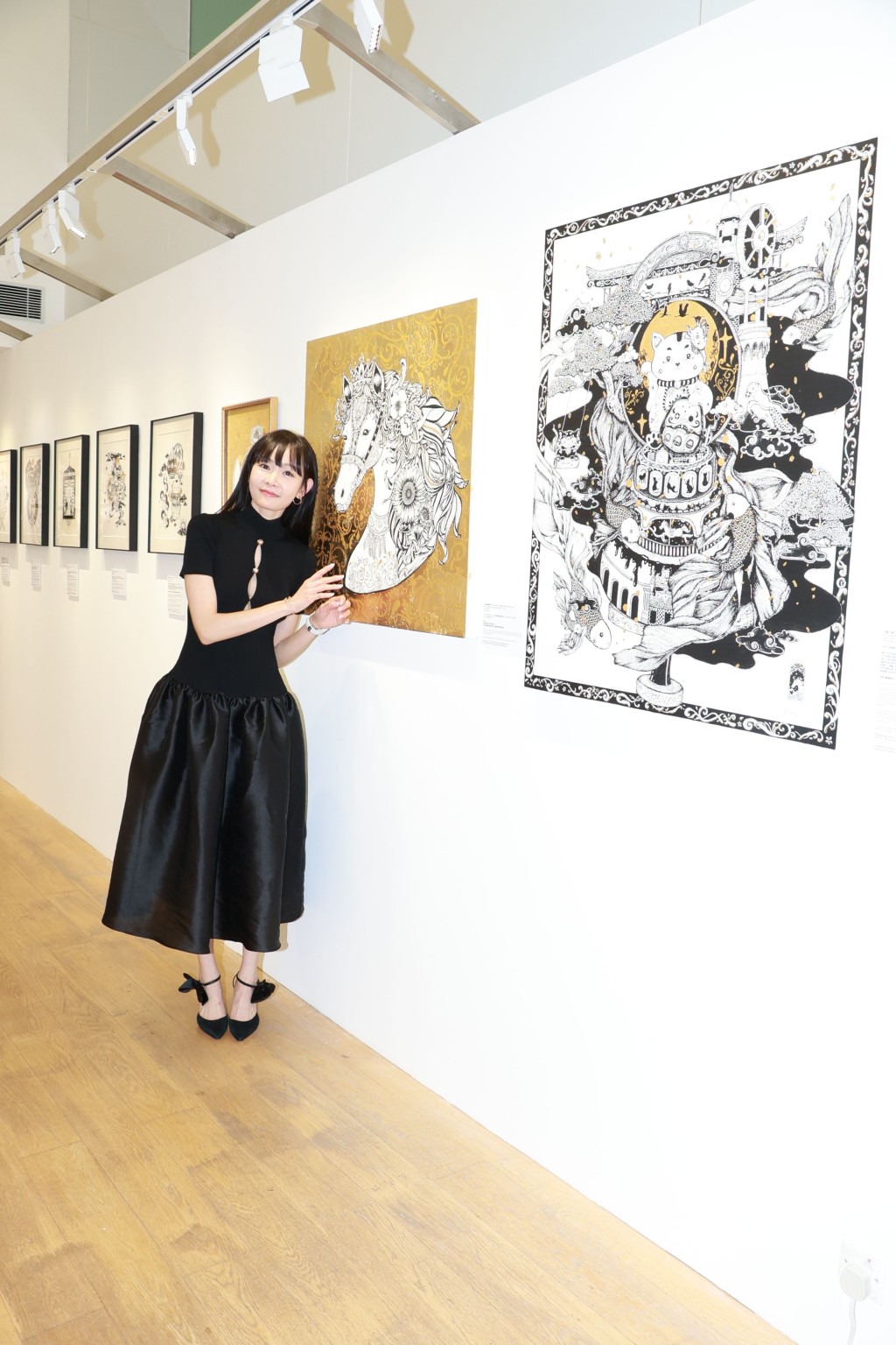 Aka這次最新畫展中的作品，與過往的暗黑風格相比，顯得更光明、更有愛。