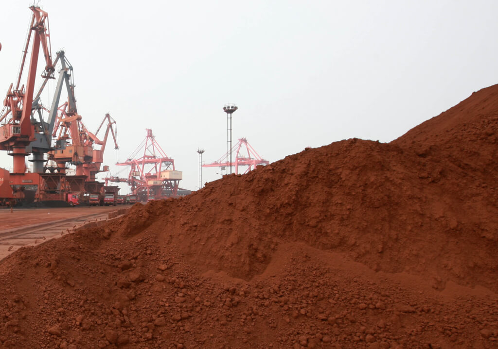 江蘇連雲港碼頭待出口的稀土。中新社 江蘇連雲港碼頭待出口的稀土。中新社